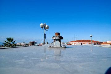 anclaje de contenedor de residuos urbanos