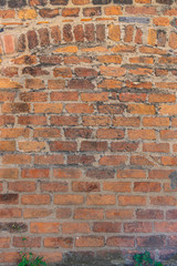 Rustikale Ziegelmauer mit Zierbogen in verschieden großen Ausschnitten als Hintergund