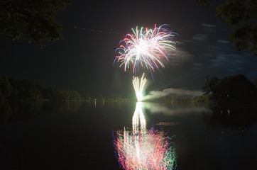 Feuerwerk über dem See mit Reflektion