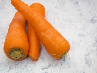 重ねられた人参　白い大理石