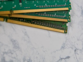 重ねられたメモリ　端子　基盤　白背景