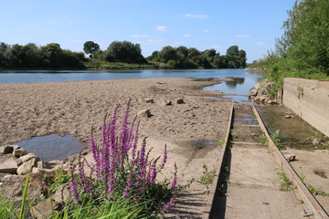 Schienen am Fluss Weser für Transport von Booten am Wehr