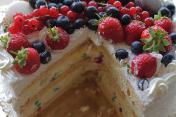 Russian cream cake with fruits
