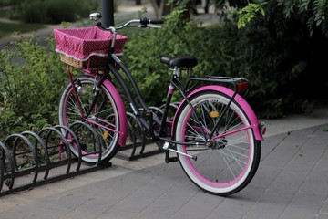 Fototapeta na wymiar Pink bicycle with basket 01