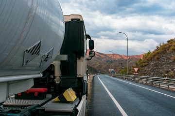 Camion cisterna de mercancias peligrosas