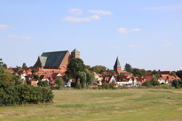 Fototapeta na wymiar Blick auf den Dom von Verden im Stadtbild