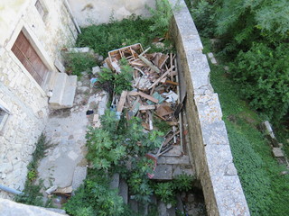 Hinterhof mit Sperrmüll