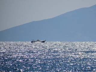 Boot auf dem Meer mit Insel im Hintergrund