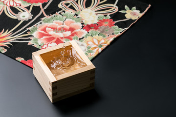 升に注がれた日本酒　Sake