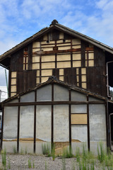 日本の岡山県笠岡市で見つけた古くて美しい建物