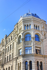 Obraz premium Building facade of classic russian architecture in Saint Petersburg city, Russia. Classic multi-storey house on sunny day, vertical close up view 