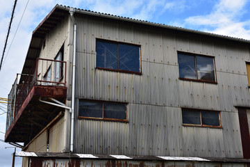 日本の岡山県笠岡市で見つけた古くて美しい建物