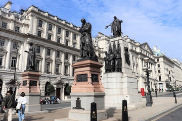 Fototapeta na wymiar Waterloo Place, célèbre la victoire du duc de Wellington sur Napoléon à Waterloo en 1815, avec la statue équestre de Edouard VII et les statues de Florence Nightingale et Sidney Herbet, à Londres, Roy