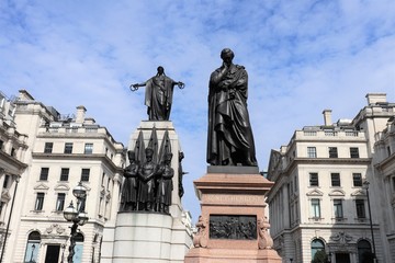 Fototapeta na wymiar Waterloo Place, célèbre la victoire du duc de Wellington sur Napoléon à Waterloo en 1815, avec la statue équestre de Edouard VII et les statues de Florence Nightingale et Sidney Herbet, à Londres, Roy