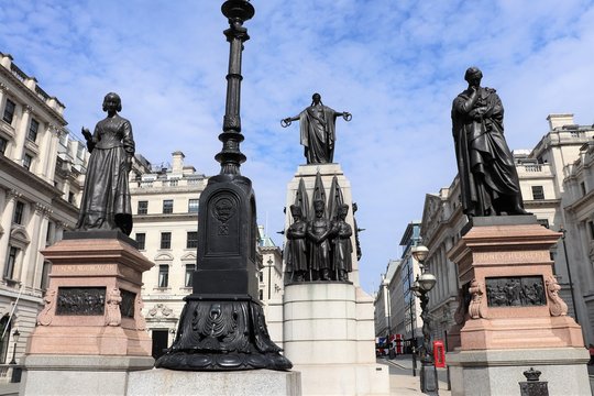 Waterloo Place, célèbre la victoire du duc de Wellington sur Napoléon à Waterloo en 1815, avec la statue équestre de Edouard VII et les statues de Florence Nightingale et Sidney Herbet, à Londres, Roy