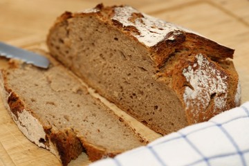 Nahaufnahme von einem guten, knusprigen aufgeschnittenen Brot