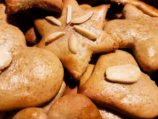 Gingerbread hearts and gingerbread stars in cookie tin