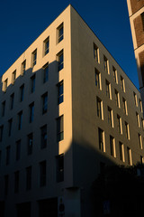 Edificio entre sol y sombra