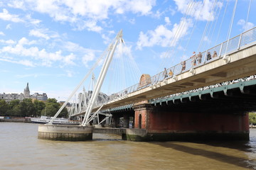 Obraz premium Le Pont Hungerford sur le fleuve Tamise, Londres, Royaume Uni