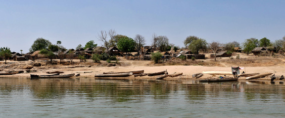 Rivière Manampanda et son village à Madagascar