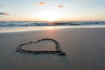 Selbstklebende Fototapeten Herz im Sand bei Sonnenuntergang © Björn Wylezich