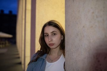 Fototapeta premium Frau in der Nacht des Grauen