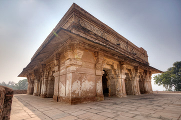 Obraz premium Structures inside Gwalior Fort, a hill fort near Gwalior, Madhya Pradesh, central India. The fort has existed at least since the 10th century.