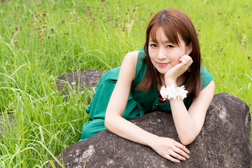 草むらの石と女性