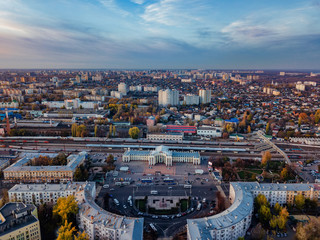 Obraz premium Evening sunset in autumn Voronezh. Railway station district