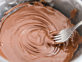 Chocolat fondu au bain marie mélangé avec une fourchette