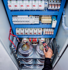 Electrical measurements with multimeter tester
