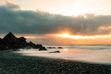 Obraz premium atardecer en playa con el mar efecto de ceda