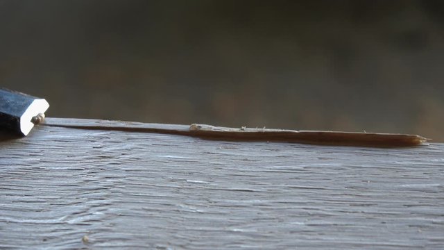 mit einem Stechbeitel wird Holz bearbeitet
