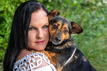 Frau mit kleinem Hund in der Natur