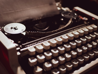 Alte Schreibmaschine mit weißer Tastatur