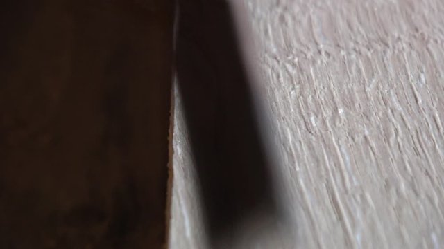 mit einem Stechbeitel wird Holz bearbeitet