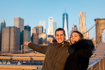 couple in love on the brooklyn bridge in new york