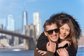 couple in love near the brooklyn bridge in new york
