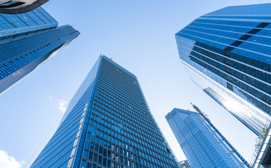 Naklejka premium Windows of Skyscraper Business Office with blue sky