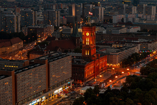 Rotes Rathaus bei Nacht