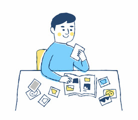 写真を整理する男性　ブルー