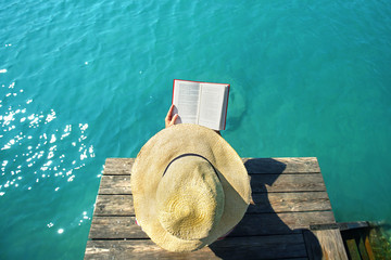ein Buch lesen am Meer