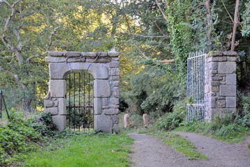 Porte d'entrée ancienne en granit de Bretagne