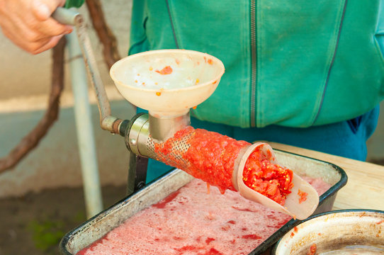 Making fresh bisk crushing tomatoes