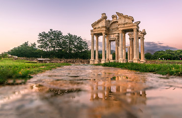 Obraz premium Night star exposure in ancient city of Aphrodisias