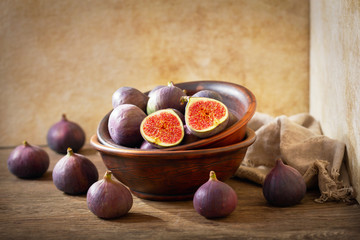 bowl of fresh figs fruit