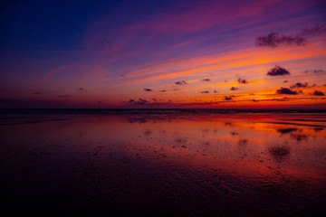 Coucher de soleil sur une plage déserte