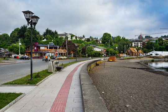 Paseo a orillas del lago Llanquihue en la ciudad de Puerto Varas