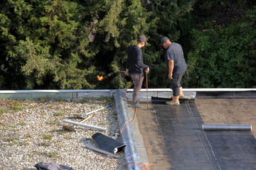 ouvriers sur le toit  terrasse