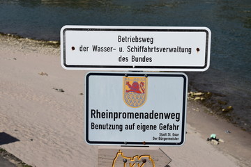 Schild am Rheinpromenadenweg